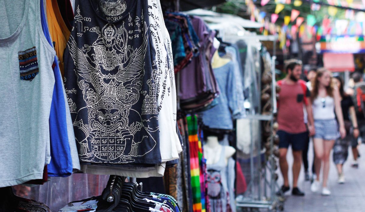 People shopping at a market (c) Flickr / Asian Development Bank